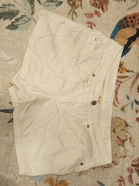 Faded Glory Cream/White Garment Tag Detail